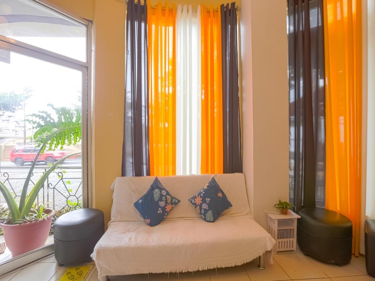 Oyo 759 Royal South Garden Suites Tagaytay City Buitenkant foto
