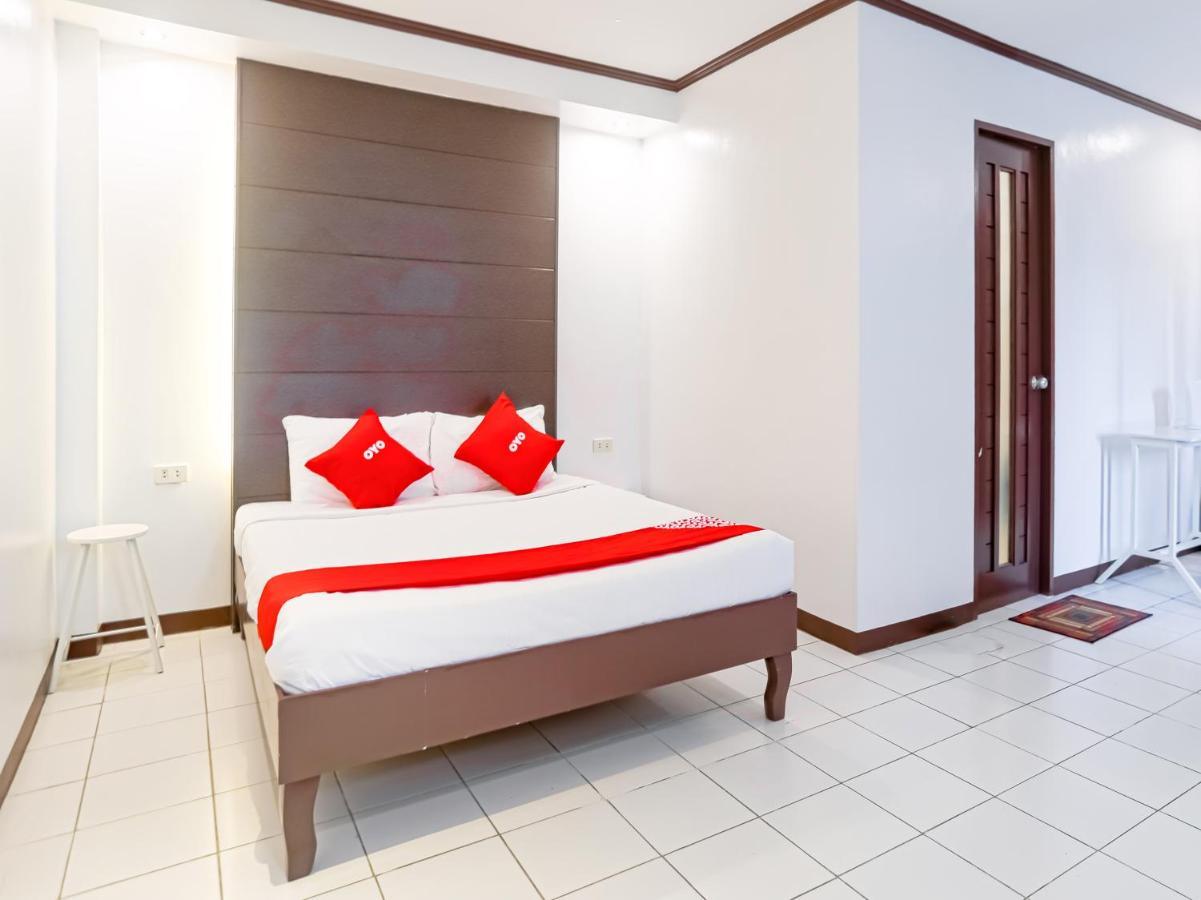 Oyo 759 Royal South Garden Suites Tagaytay City Buitenkant foto